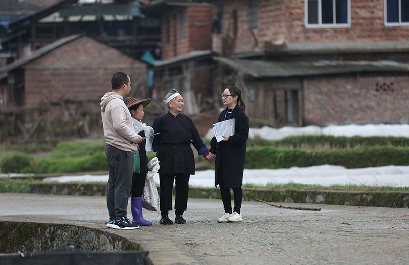 2022年3月24日，在廣西柳州市三江侗族自治縣良口鄉南寨村，紀檢監察干部(右一、左一)在了解惠農政策落實情況。