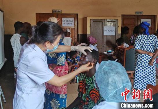 義診現(xiàn)場。　中國(寧夏)第26批援貝寧醫(yī)療隊 供圖