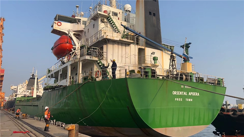 中蘇海運(yùn)直航貨輪靠泊蘇里南碼頭。中國駐蘇里南大使館供圖