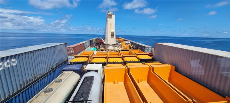 中蘇海運(yùn)直航貨輪在海上行駛。中國駐蘇里南大使館供圖