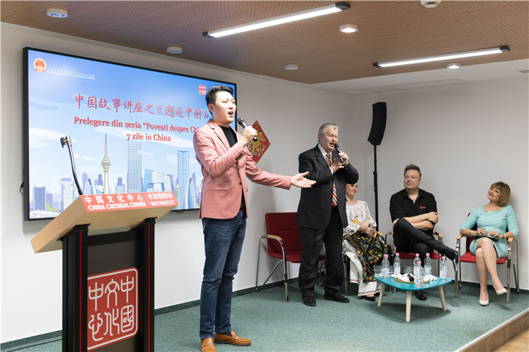 中國青年男高音歌唱家方瀧與奧爾基·圖爾達合唱羅語歌曲。布加勒斯特中國文化中心供圖。