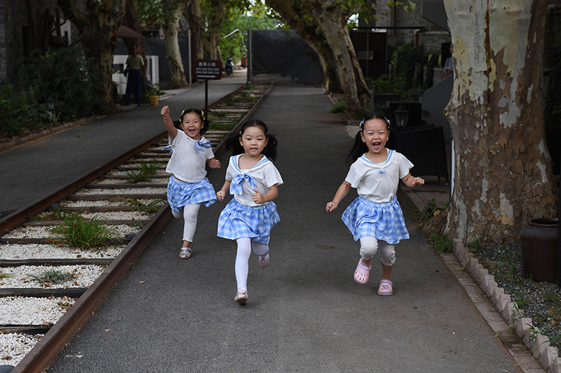 由礦場家屬區改造而來的“鮮花小院”民宿，深受孩子們的喜愛。吳芳攝