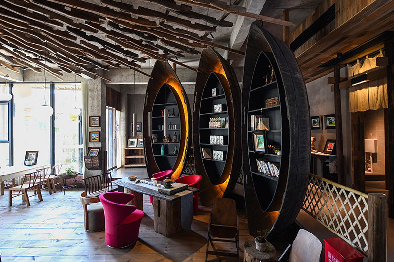 漁船、船槳……花田·僑鄉里的裝飾材料，多是從當地淘來的舊物。 吳芳攝