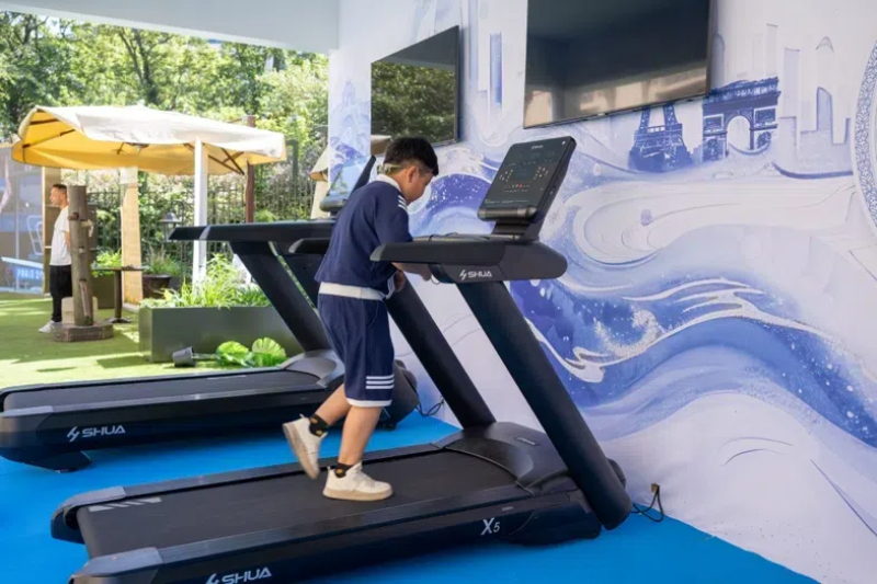 小朋友在智慧體育公園體驗(yàn)跑步機(jī)。巴黎