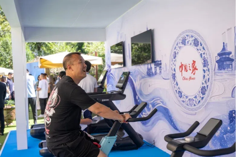 參觀者在智慧體育公園體驗(yàn)動(dòng)感單車。巴黎