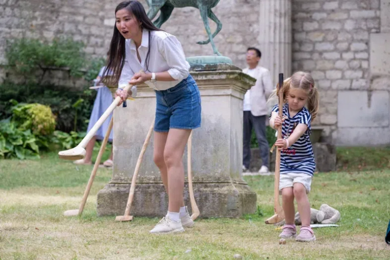 小朋友體驗(yàn)捶丸游戲。巴黎