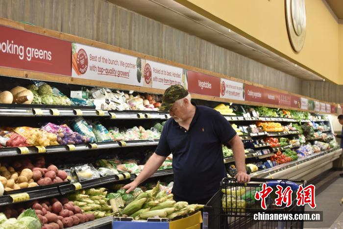 當地時間7月18日，美國密歇根大學公布報告顯示，7月美國消費者信心指數升至61.8，為近5個月以來的最高值。圖為美國民眾在馬里蘭州羅克韋爾一超市購物。 <a target='_blank' href='/' _fcksavedurl='/'><p  align=