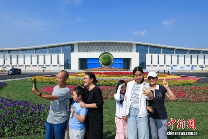 8月31日，天津，市民在2025年上海合作組織峰會主會場外自拍。當日，2025年上海合作組織峰會在天津舉行。<a target='_blank' href='/'><p  align=