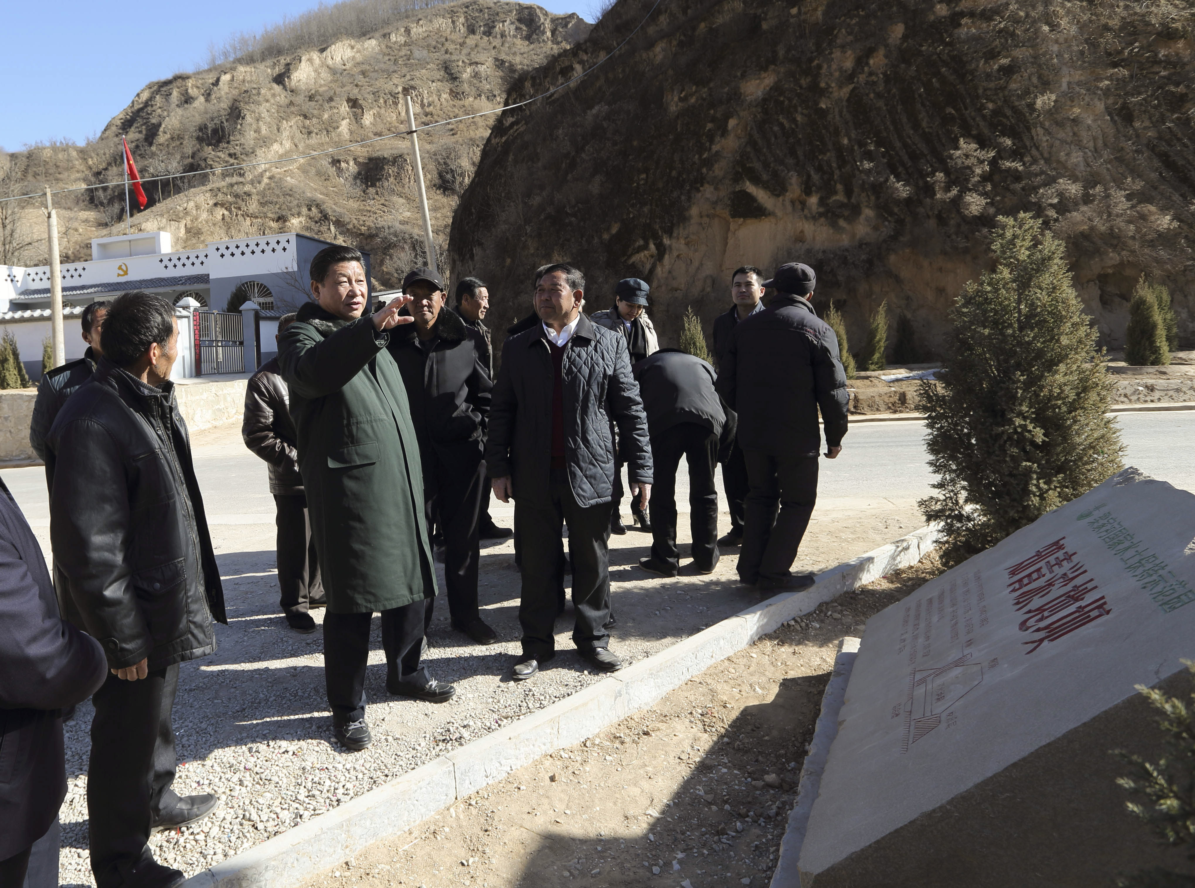 2015年春節(jié)前夕，習(xí)近平來到陜西考察調(diào)研，第一站便來到延安市延川縣梁家河村。新華社 發(fā)