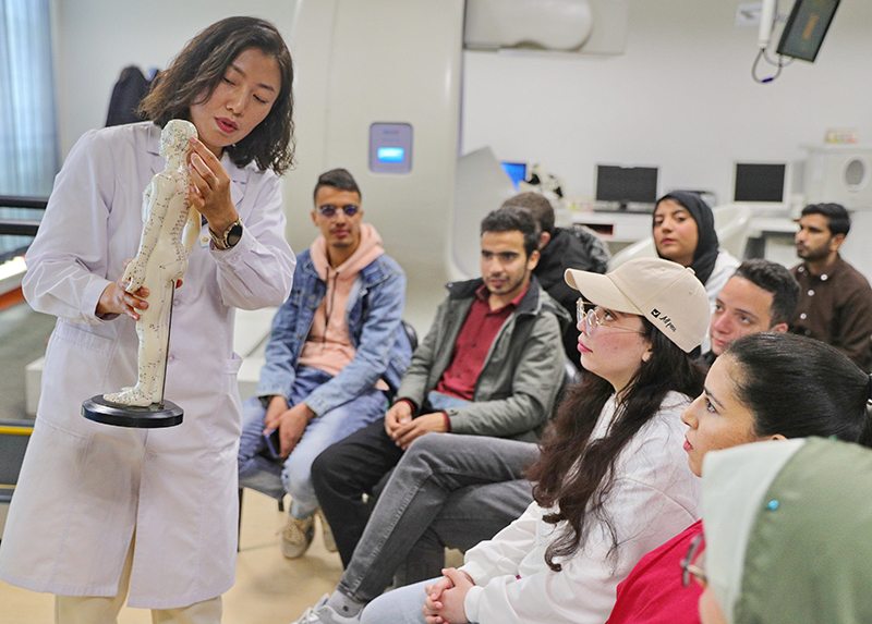 2023年4月19日,河北省秦皇島市中醫醫院醫務工作者為燕山大學外國留學生講解中醫經絡知識。