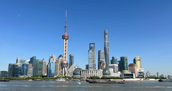 沿蘇州河遠眺陸家嘴城市建筑群。人民網(wǎng) 馬作鵬 攝