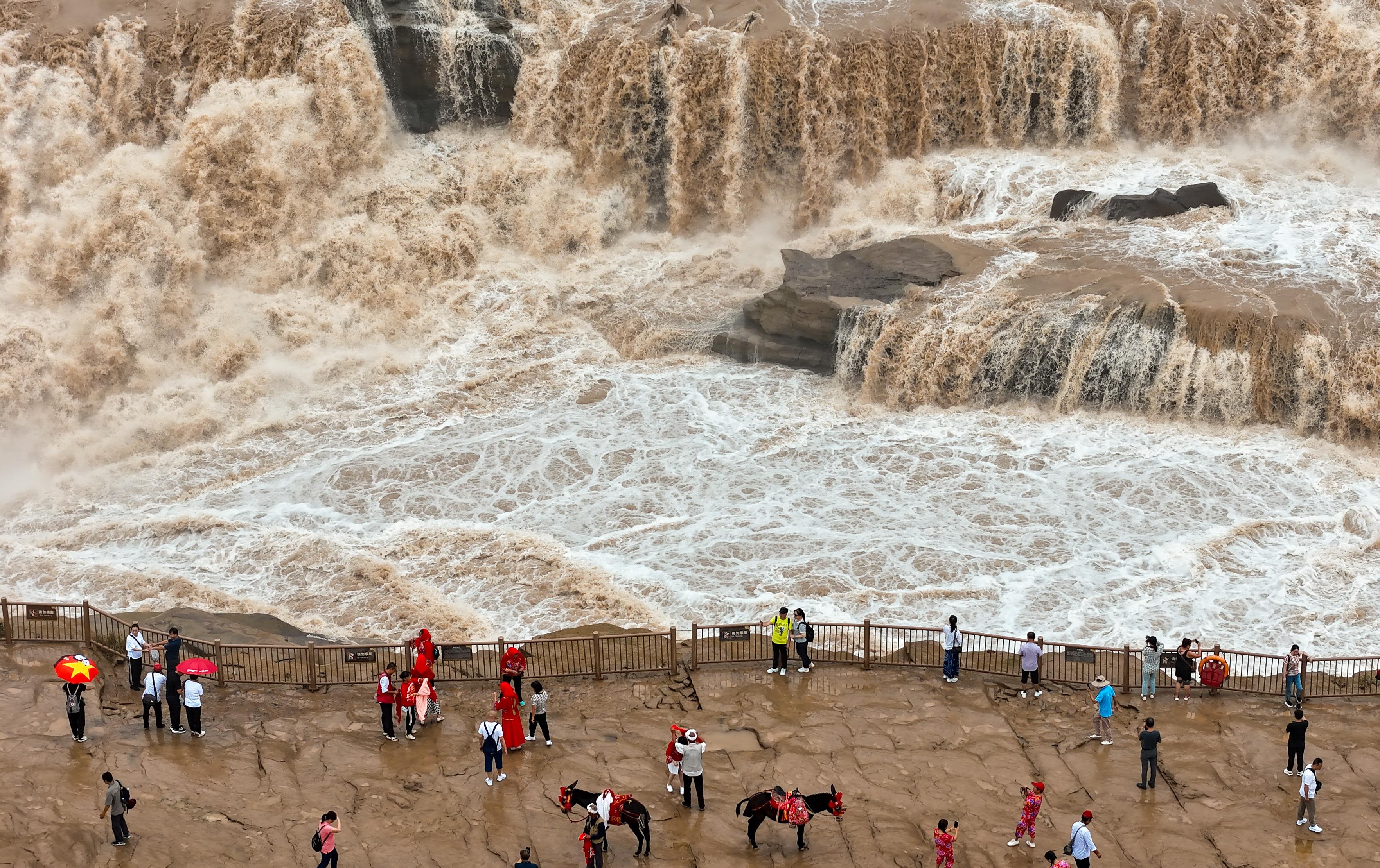 △2024年9月，游客在黃河壺口瀑布景區(qū)游覽。