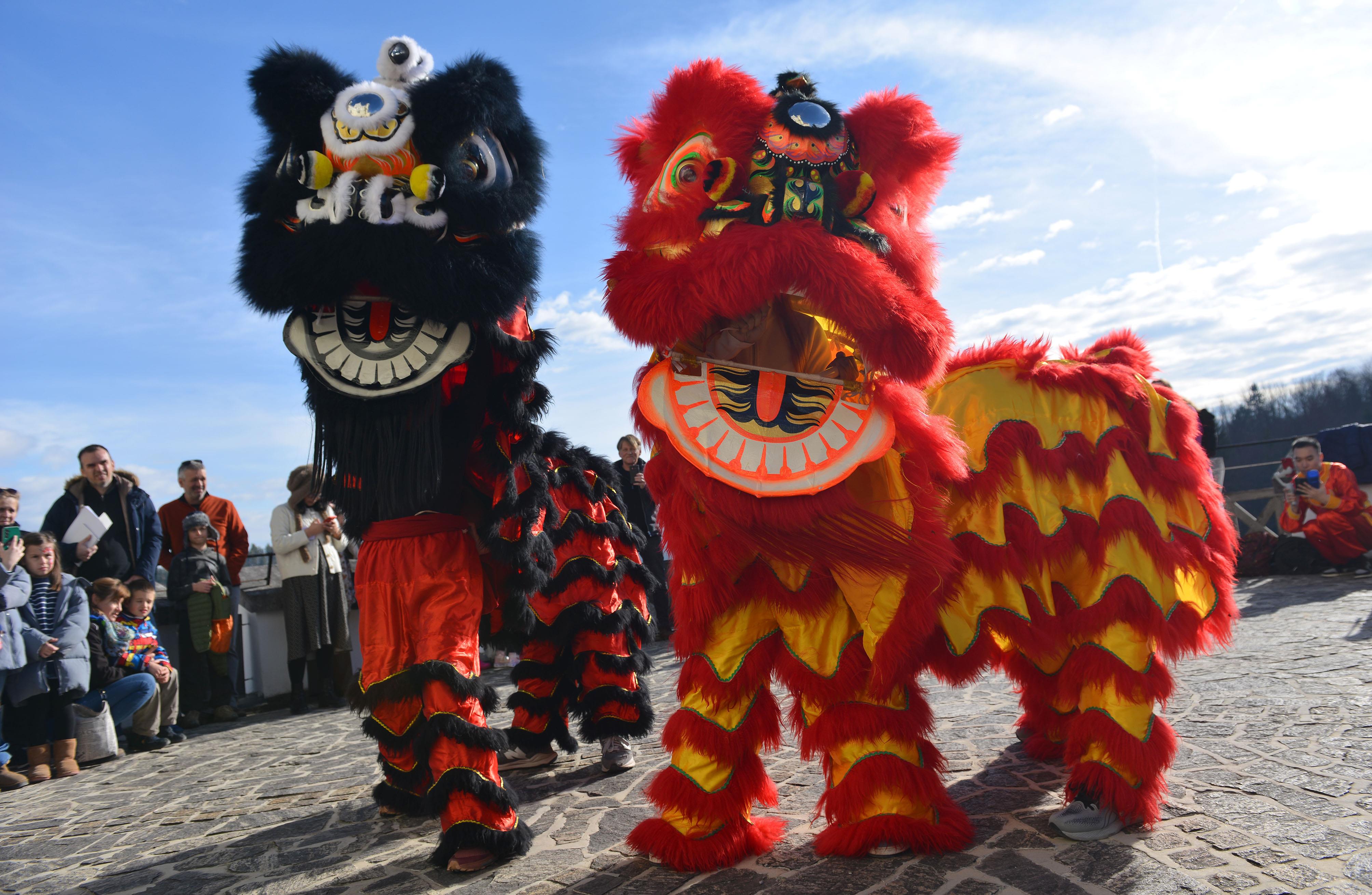 △當(dāng)?shù)貢r(shí)間2024年2月4日，克羅地亞克拉皮納，薩格勒布大學(xué)孔子學(xué)院舉辦一系列活動，迎接中國農(nóng)歷龍年春節(jié)。