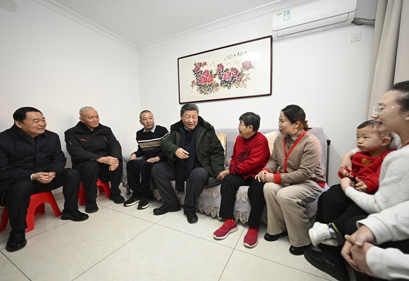 2025年1月23日上午,習(xí)近平總書記在遼寧沈陽大東區(qū)長安街道長安小區(qū)考察時,走進居民郎素蘭家中看望。