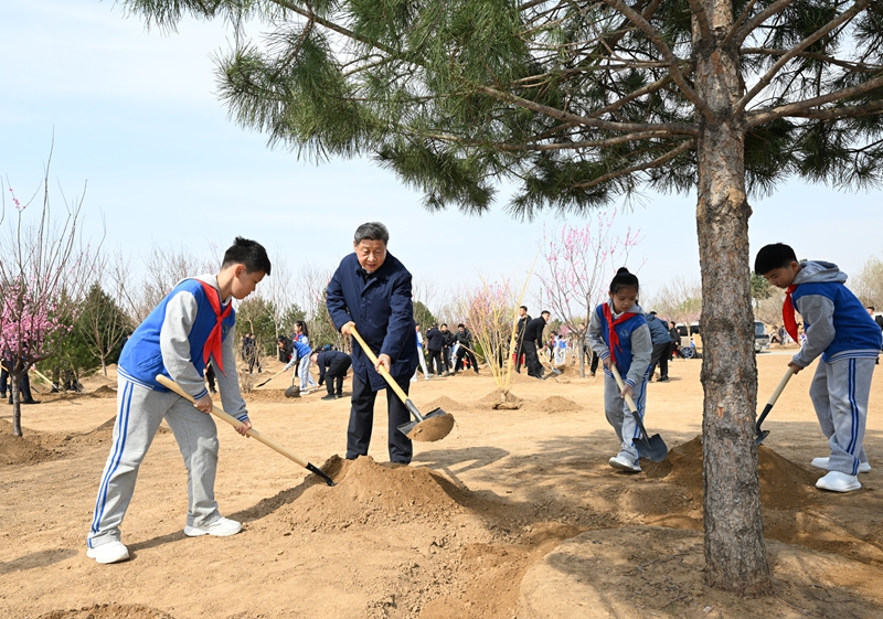 2025年4月3日，習近平總書記來到北京豐臺區(qū)永定河畔參加首都義務植樹活動。