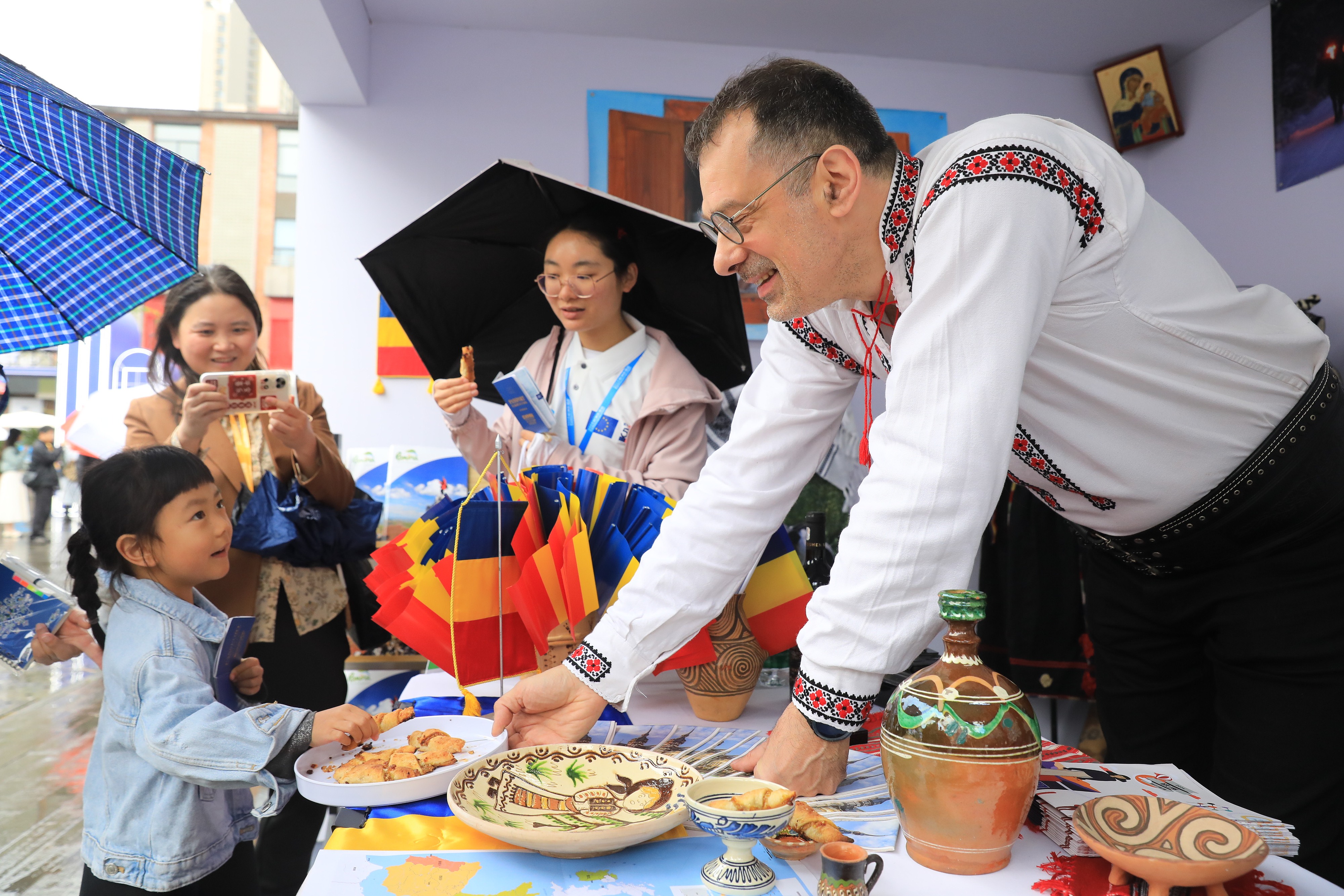 2025年4月12日，四川省成都市“2025成都·歐洲文化季”活動融匯藝術、音樂、美食與互動體驗，為民眾打造了一場“沉浸式”文化嘉年華。