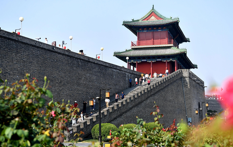 2024年9月16日,游客在河北省石家莊市正定古城游玩。