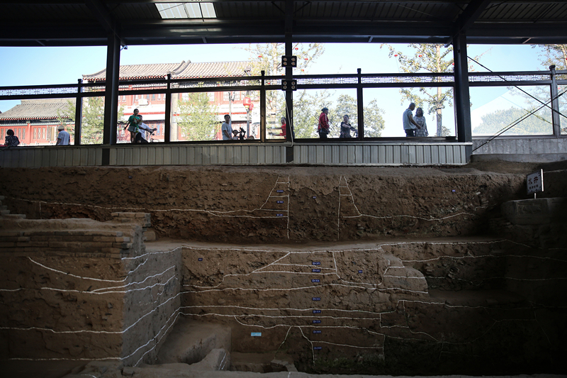 2019年9月7日,人們透過玻璃幕墻看開元寺南廣場遺址考古現場。