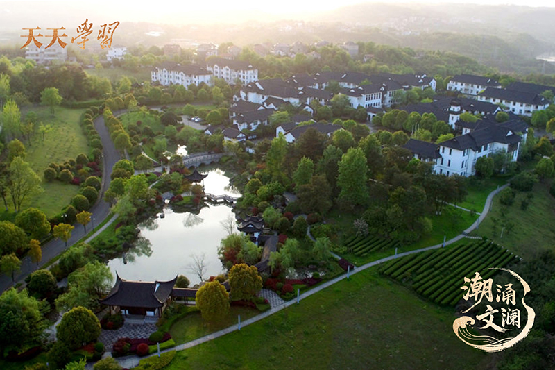 如今，越劇不僅活躍在嵊州人日常生活的一個(gè)個(gè)角落，也深深烙印在嵊州人的精神血脈之中。圖為古色古香的嵊州越劇藝術(shù)學(xué)校。