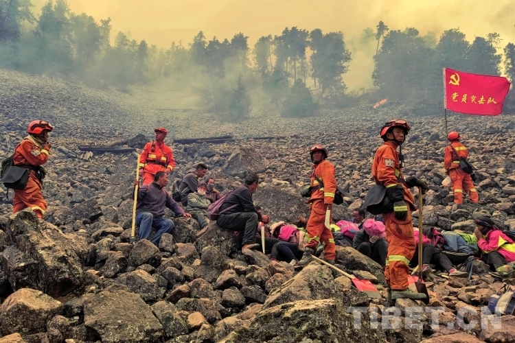 4 鄧珠平措攝        如美鎮“4.24”任務中成功帶領群眾避險.jpg
